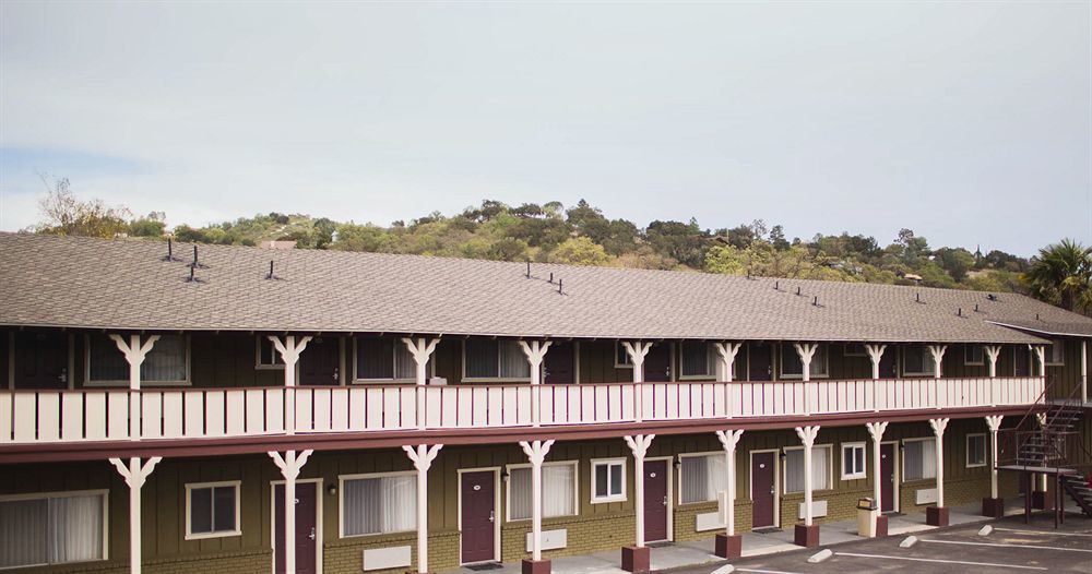 אטסקדרו Vino Inn & Suites מראה חיצוני תמונה